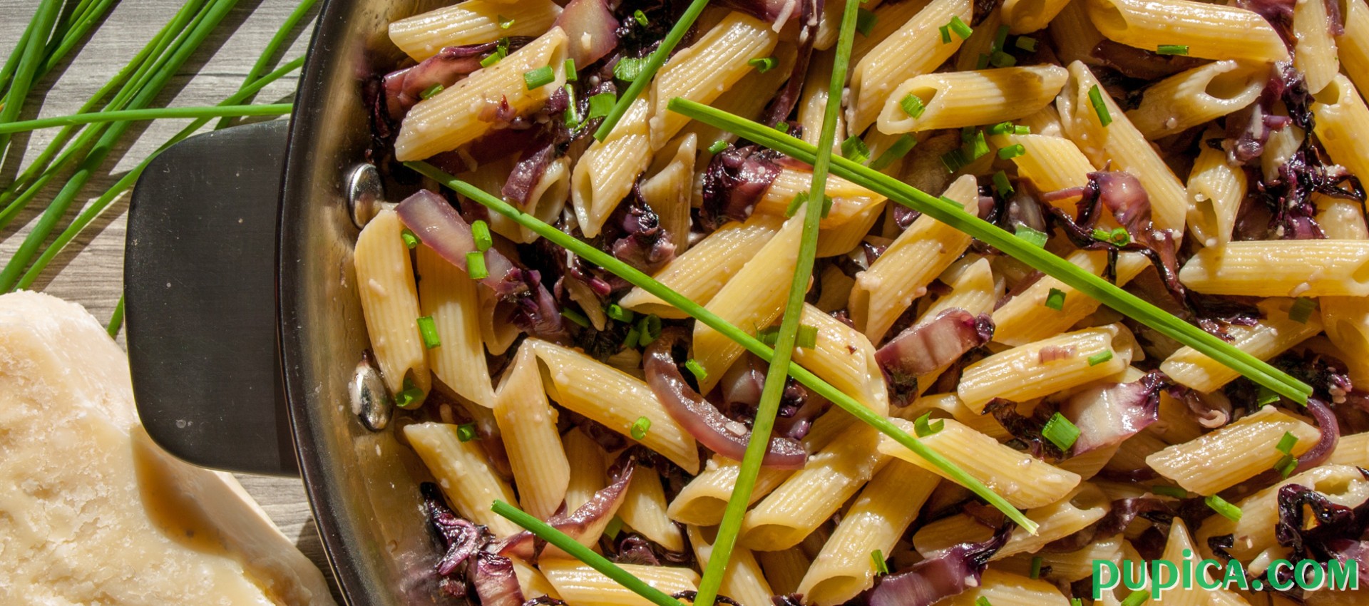 Pasta with radicchio and chives