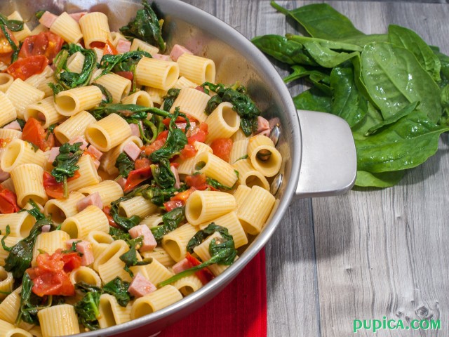 Pasta with baby spinach, tomatoes and Italian sausage