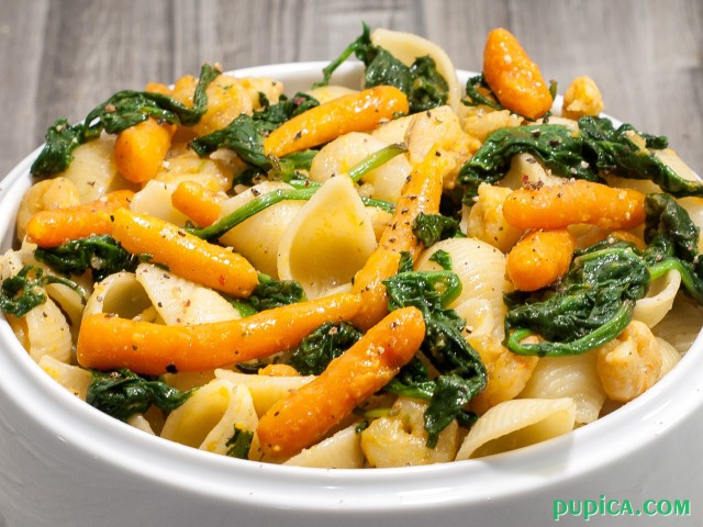 Pasta with Baby Spinach, Shrimps and Baby Carrots