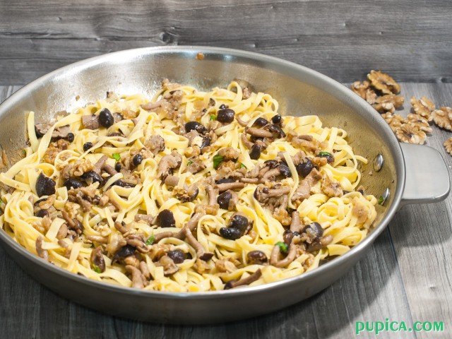 Pasta with Mushrooms and Walnuts