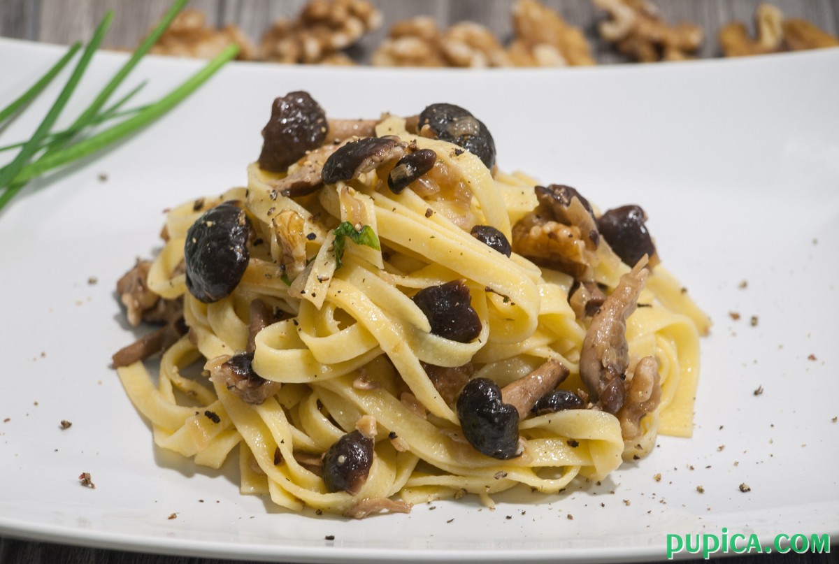 Pasta with Mushrooms and Walnuts